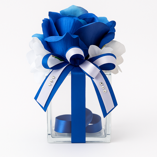 Composizione floreale blu con vaso trasparente e fiocco decorativo
